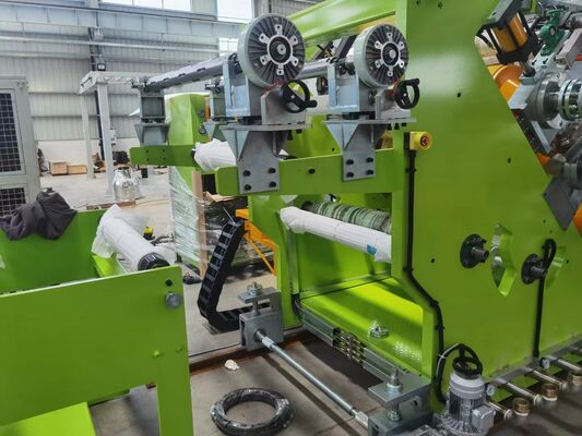 شراء خط إنتاج أوراق البلاستير PP ذات 4 طبقات للتطويق المشترك مع عرض 800-1500mm و 300-700kg / h من أجهزة الطحن الحراري online manufacture